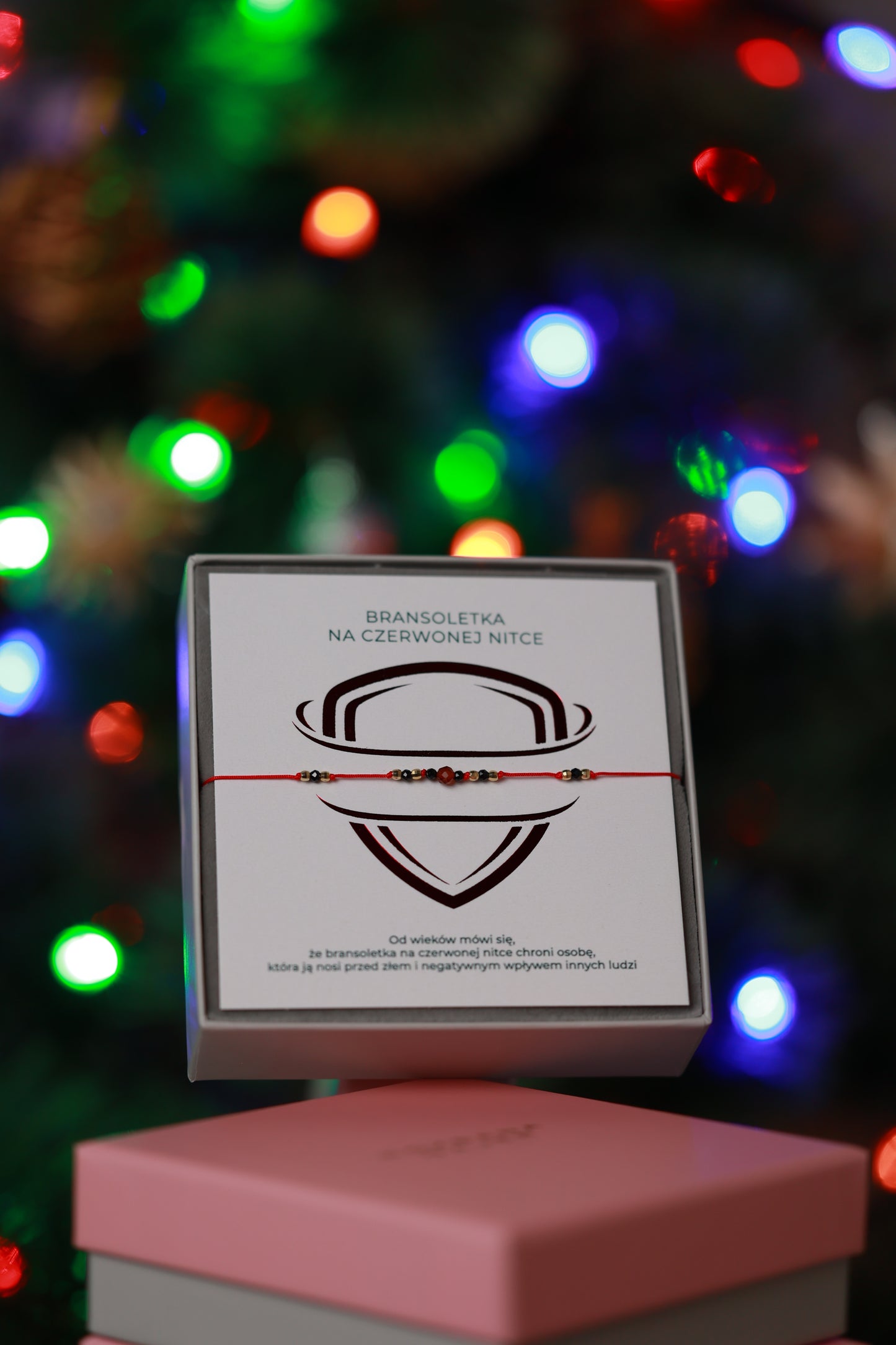 Bransoletka z granatem i spinelami na czerwonej nitce