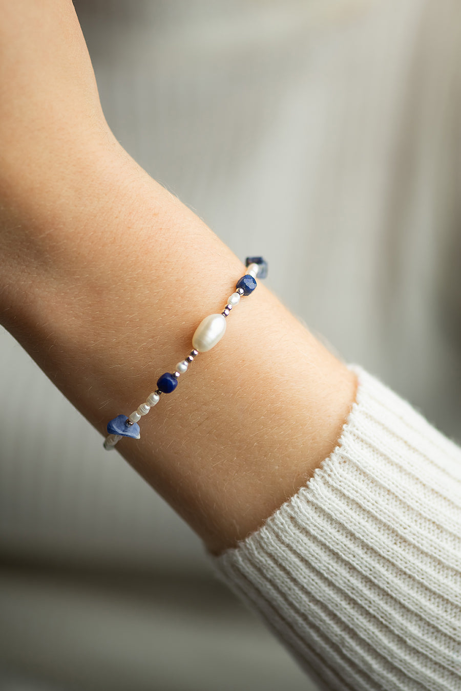 Bransoletka z perłami, szafirem, sodalitem i lapis lazuli