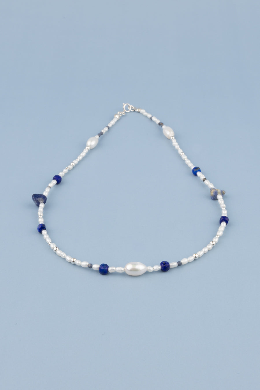 Naszyjnik z perłami, szafirem, sodalitem i lapis lazuli