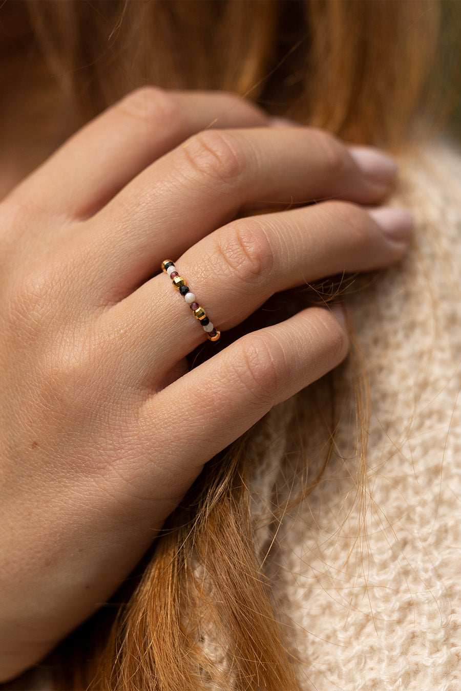 Pierścionek elastyczny ze spinelem, granatem i muszlą białą