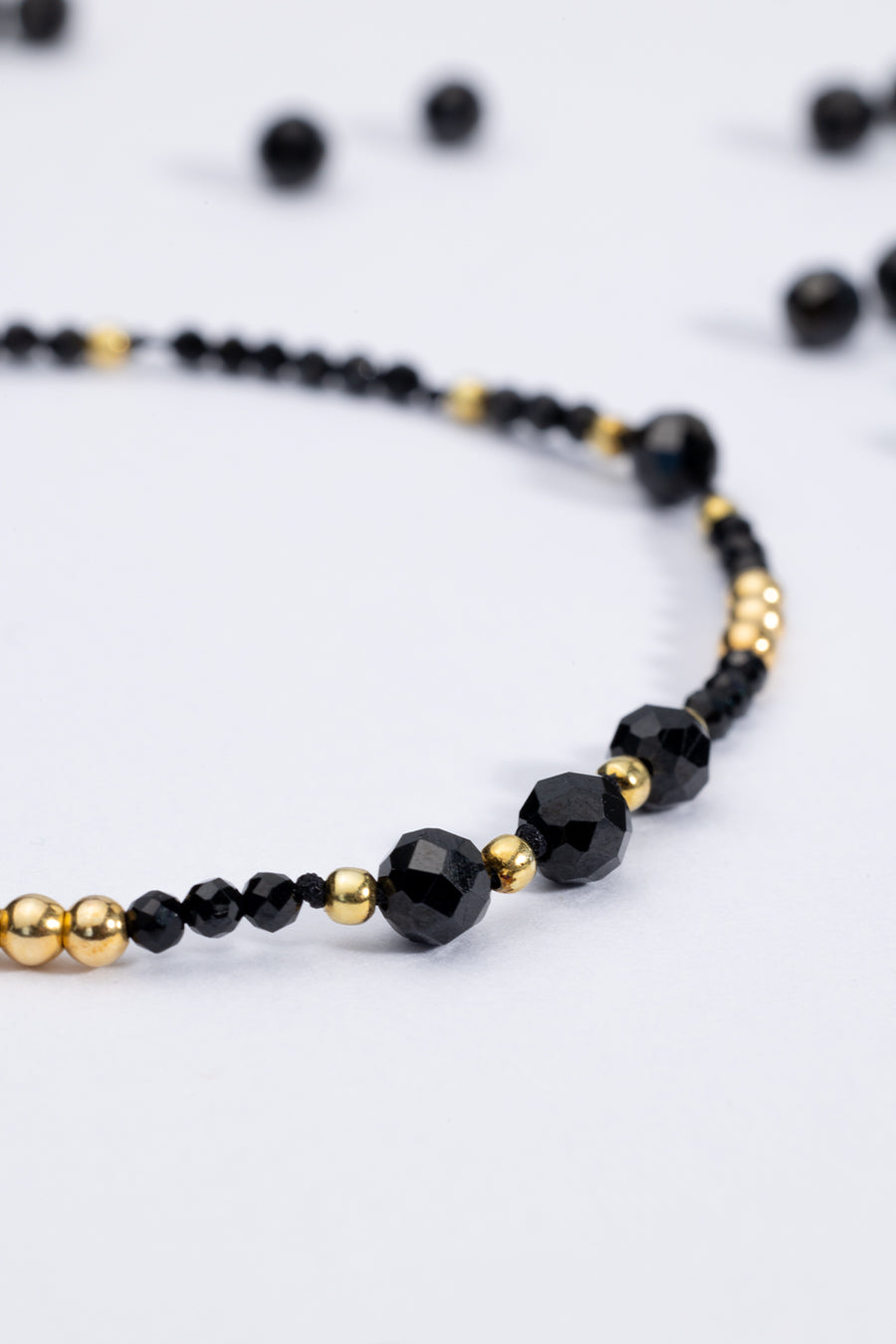 Bransoletka sznurkowa ze spinelem