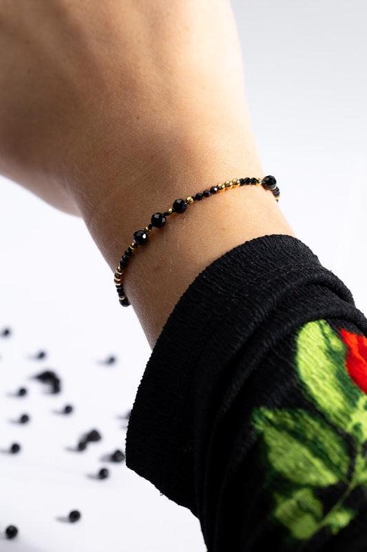 Bransoletka sznurkowa ze spinelem