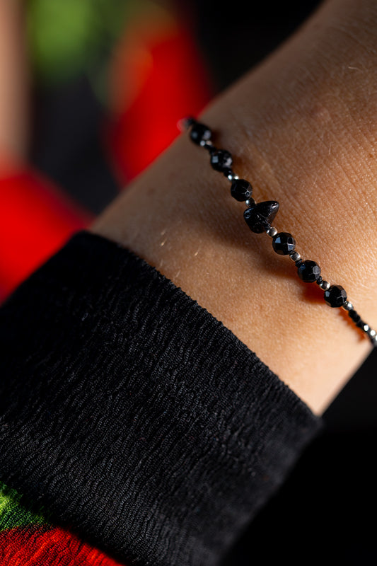 Bransoletka sznurkowa z turmalinem i srebrnymi kuleczkami