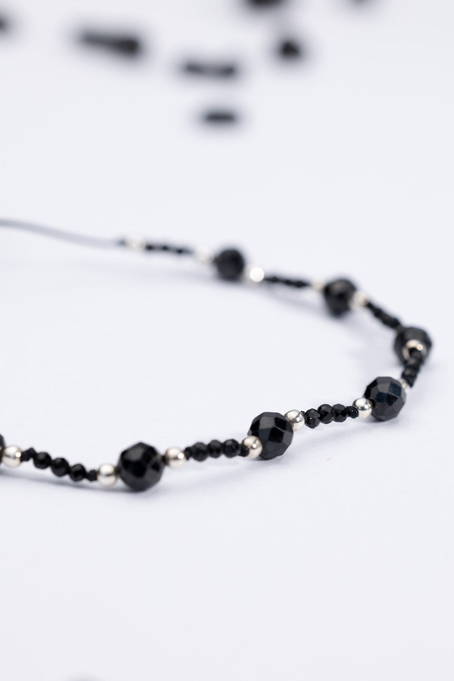 Bransoletka z naturalnym turmalinem i srebrnymi kuleczkami