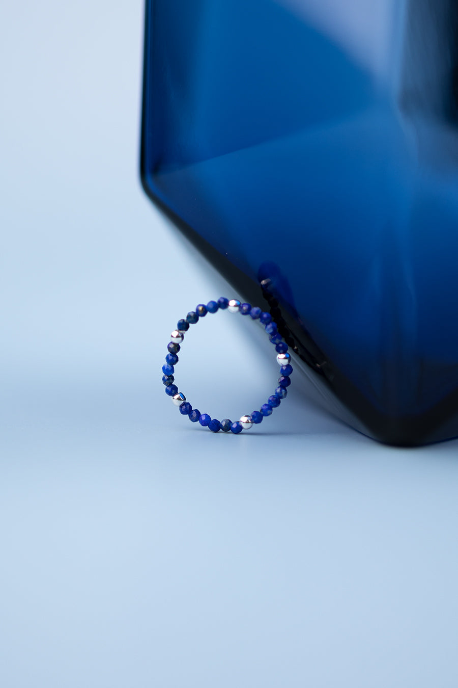 Pierścionek z lapis lazuli i srebrnymi kuleczkami