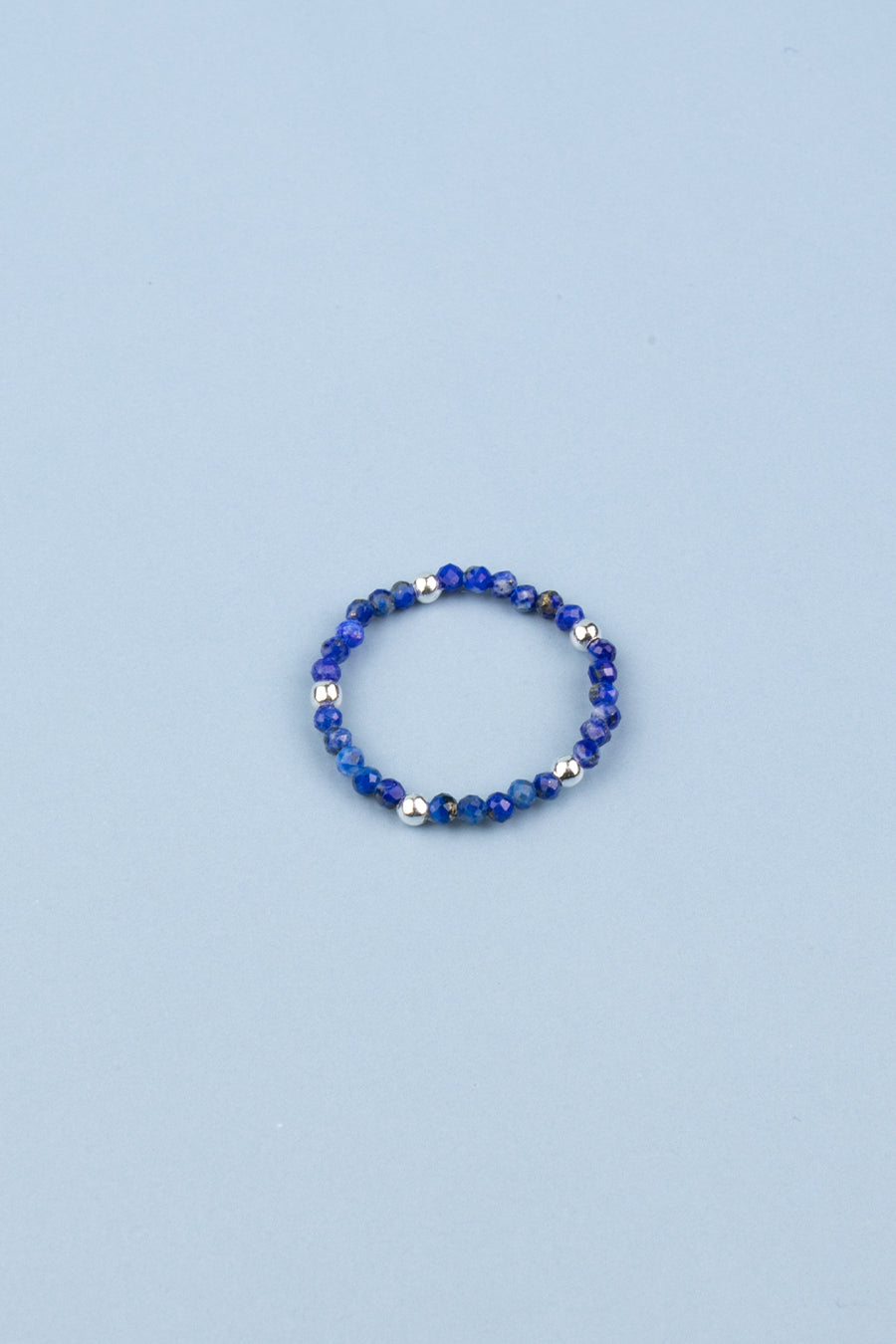 Pierścionek z lapis lazuli i srebrnymi kuleczkami