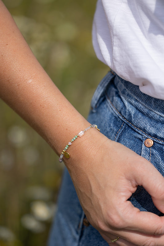 Bransoletka z zawieszkami i kolorowymi kamieniami