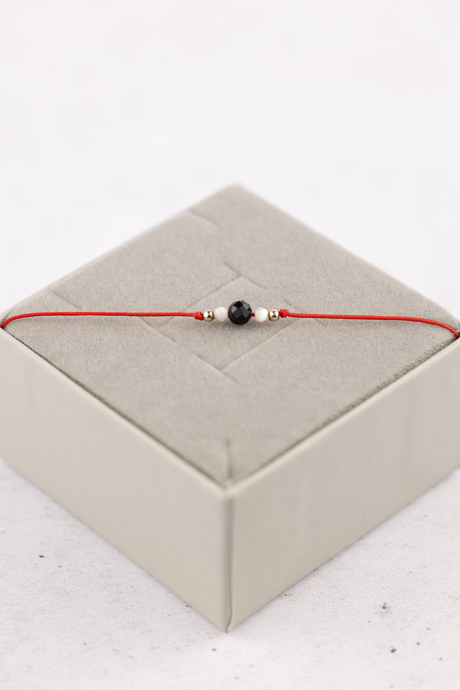 Bransoletka z Turmalinem i Muszlą białą na czerwonej nitce