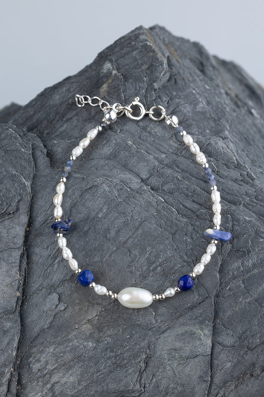 Bransoletka z perłami, szafirem, sodalitem i lapis lazuli