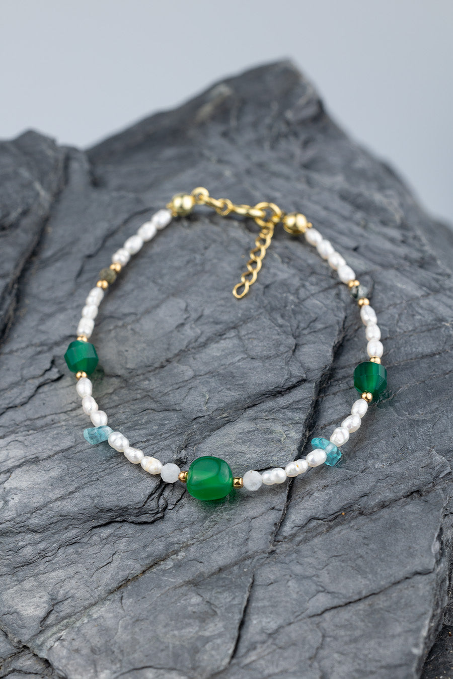 Bransoletka z apatytem, frenitem, agatem zielonym, kamieniem księżycowym i perłami