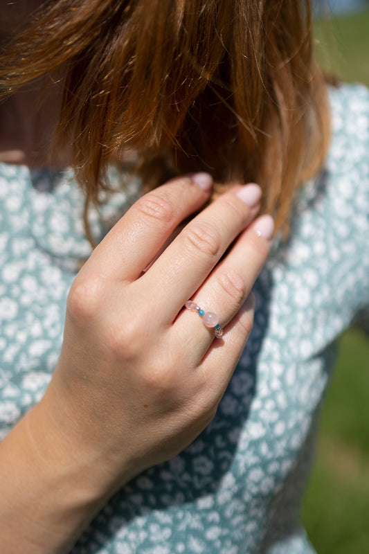 Pierścionek elastyczny z apatytem, kwarcem różowym i srebrnymi kulkami