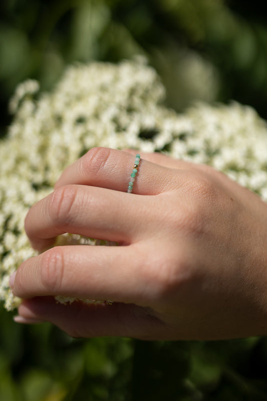 Pierścionek elastyczny ze szmaragdem