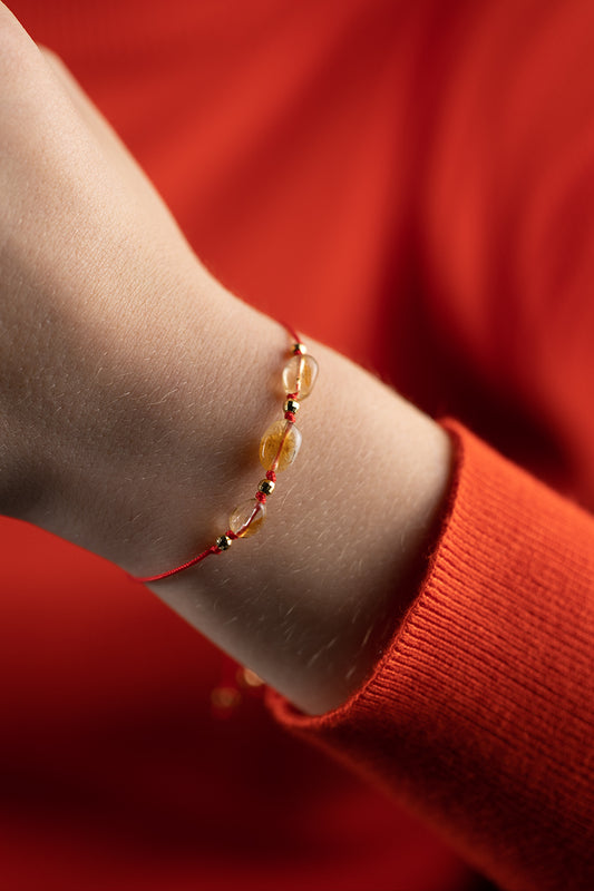 Bransoletka z cytrynem na czerwonej nitce