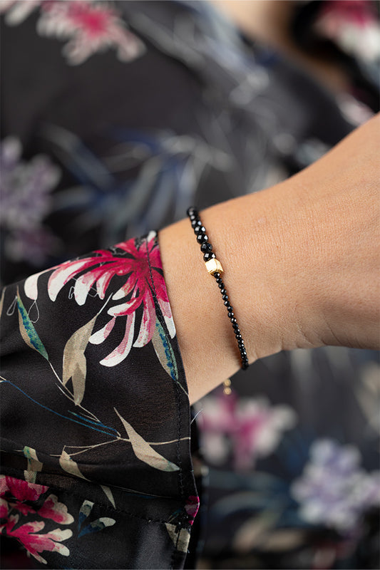 Czarna bransoletka ze spineli z dodatkiem srebra złoconego