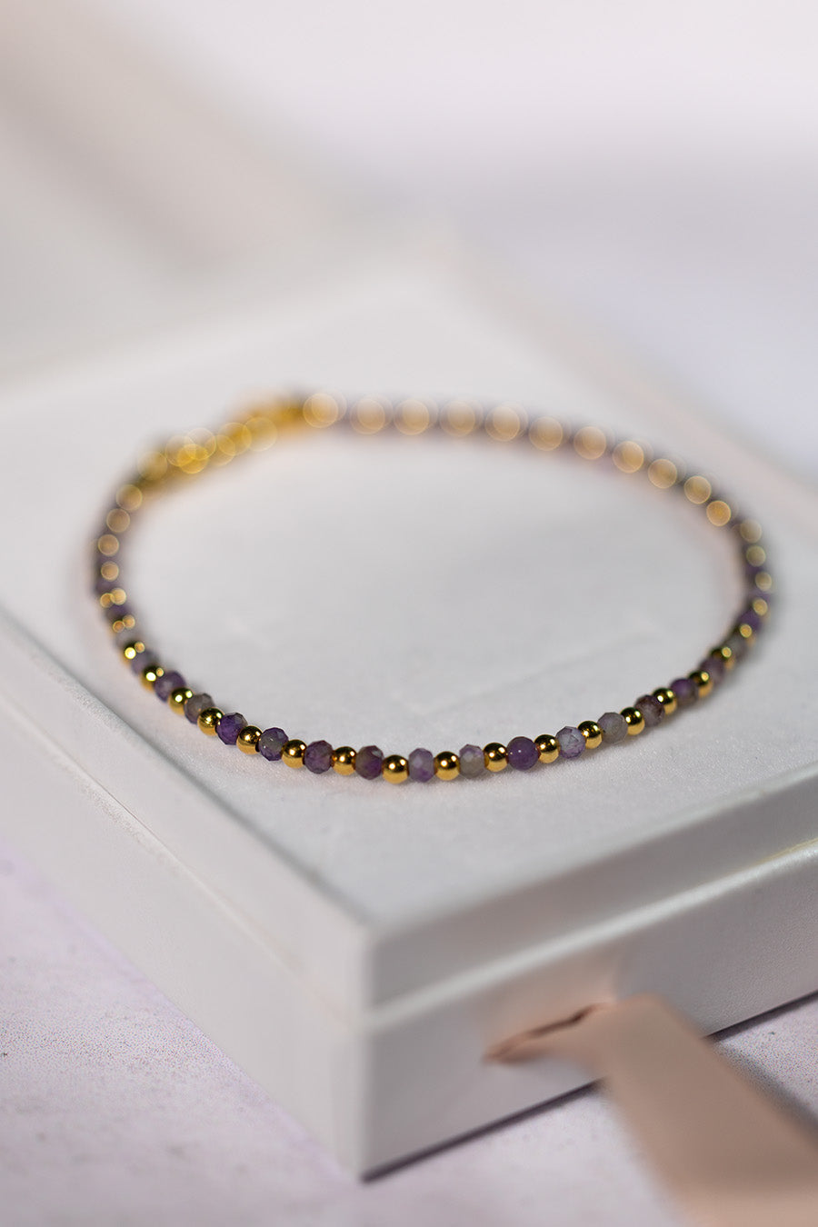 Bransoletka z ametystem i złotymi kuleczkami