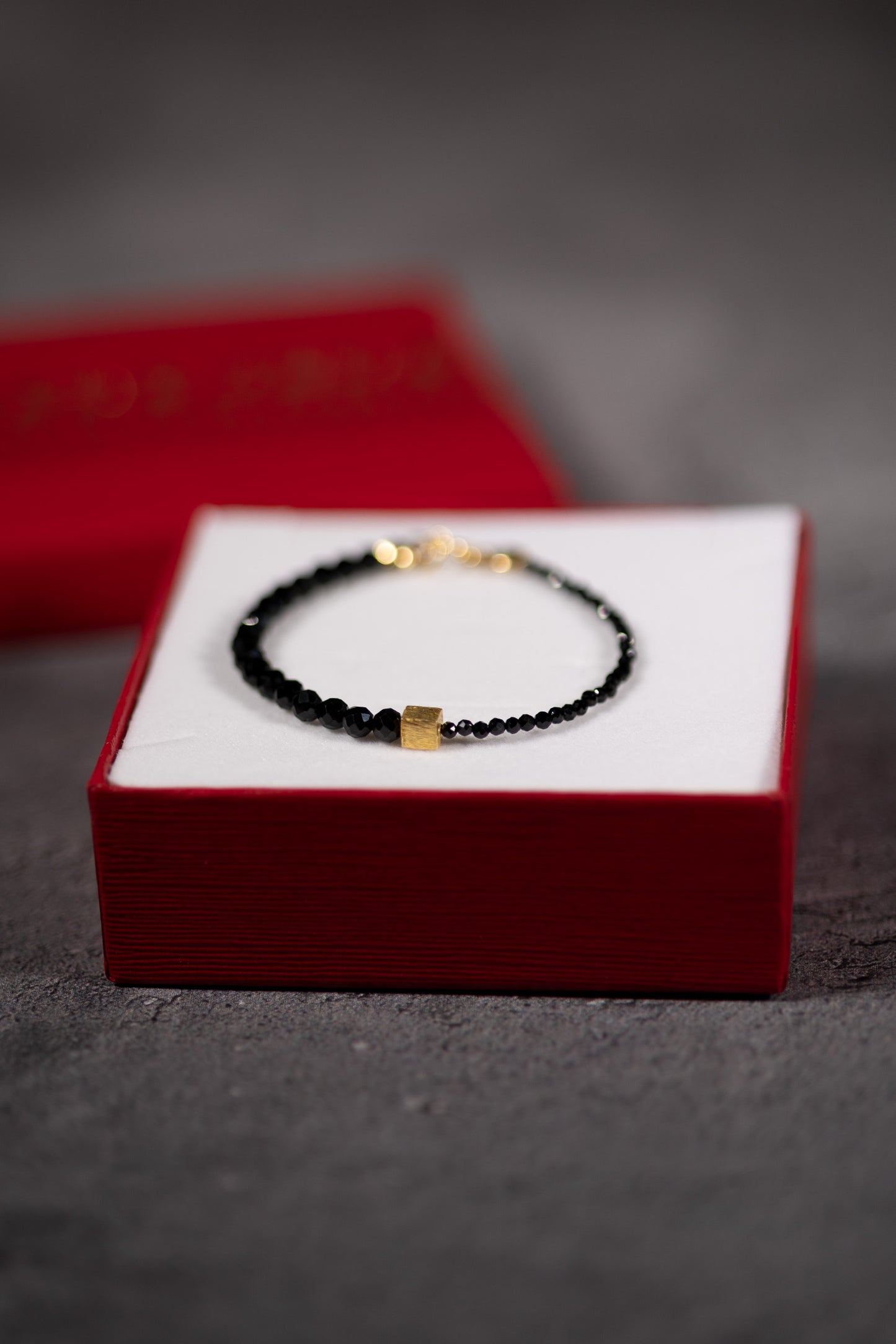 Czarna bransoletka ze spineli z dodatkiem srebra złoconego