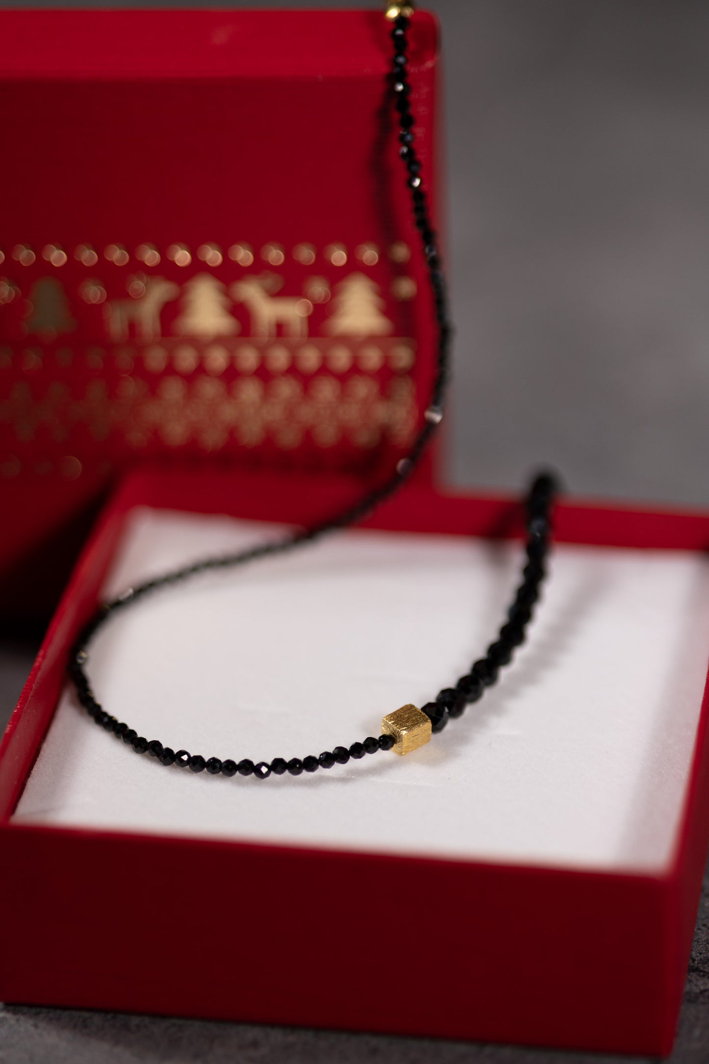 Czarny naszyjnik ze spineli z dodatkiem srebra złoconego