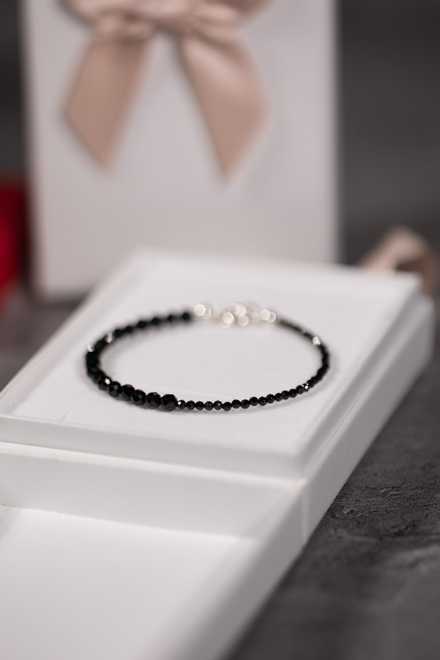 Czarna bransoletka ze spineli