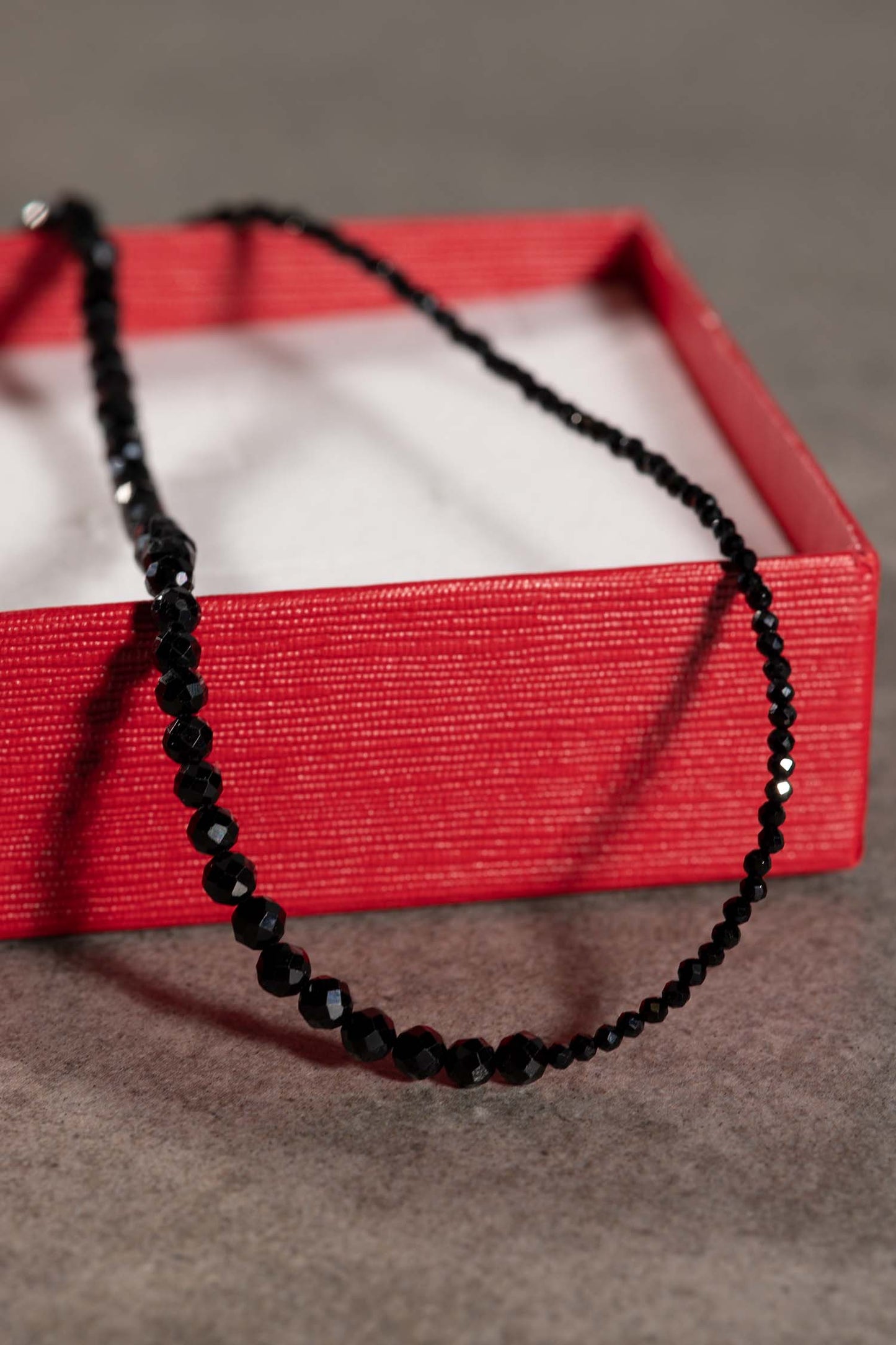 Czarny naszyjnik ze spineli