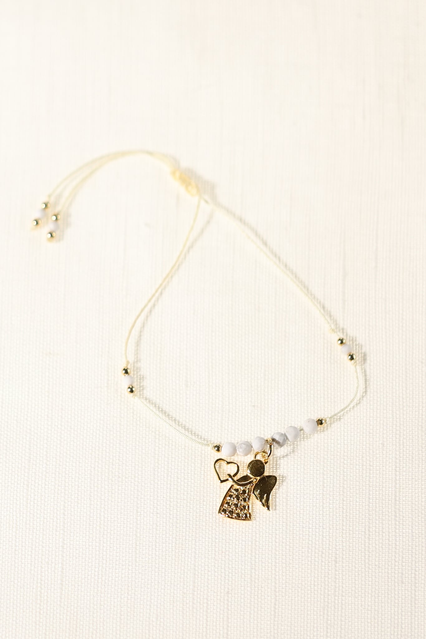 Bransoletka z aniołkiem i białym howlitem