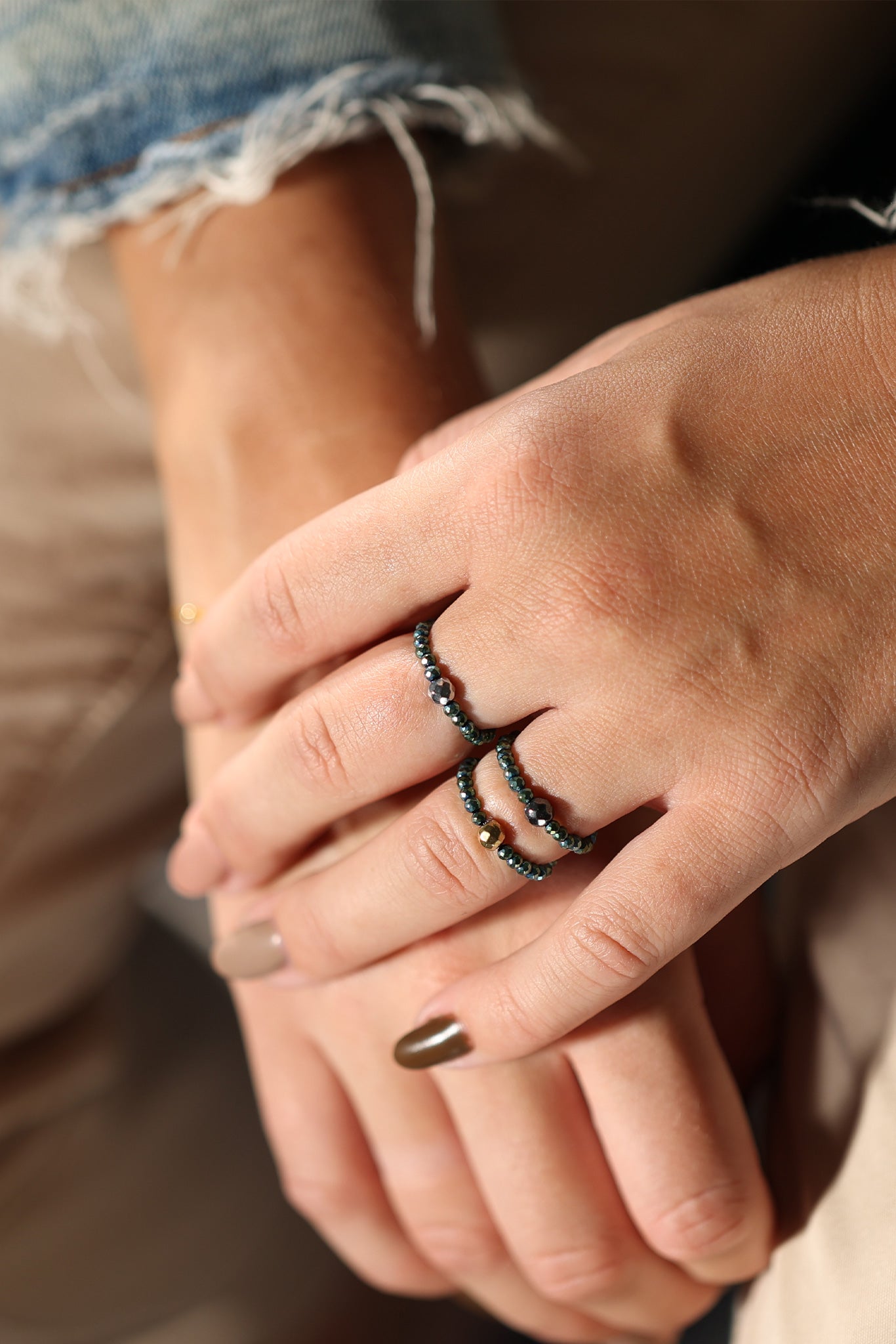 Pierścionek elastyczny ze srebrnym i zielonym hematytem