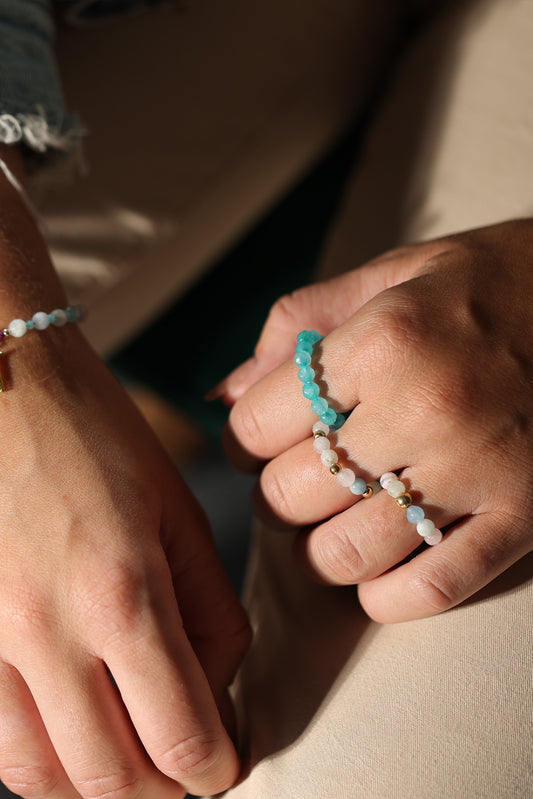 Pierścionek elastyczny z morganitem i pozłacaną kulką