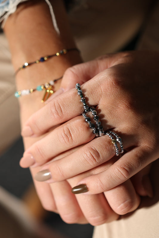 Pierścionek elastyczny ze srebrnym hematytem