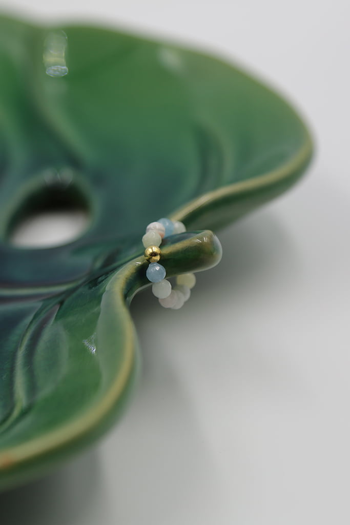 Pierścionek elastyczny z morganitem i pozłacaną kulką