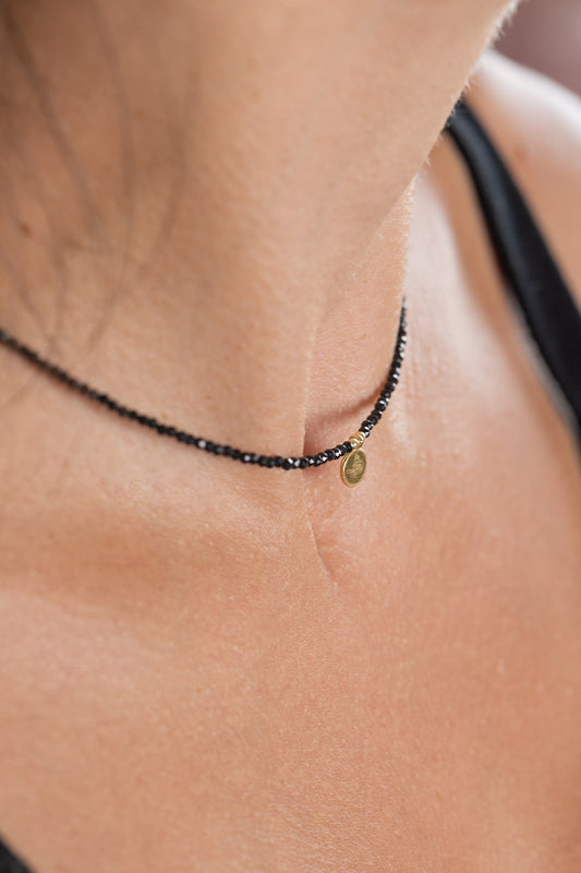 Naszyjnik Choker ze spineli i zawieszką monety
