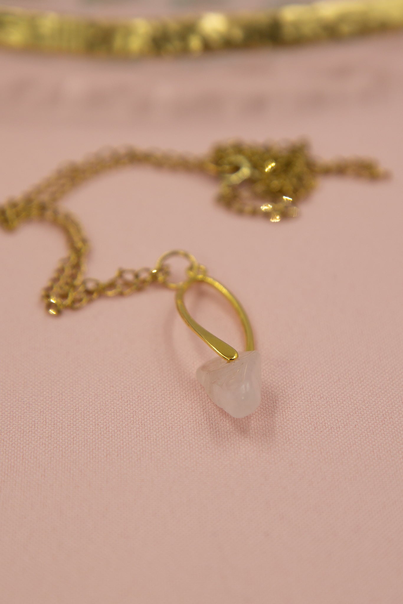 Naszyjnik z zawieszką kwarc różowy