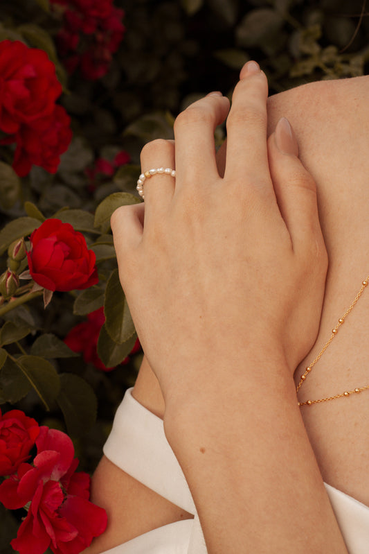 Pierścionek elastyczny z pozłacaną diamentową kulką i perłami