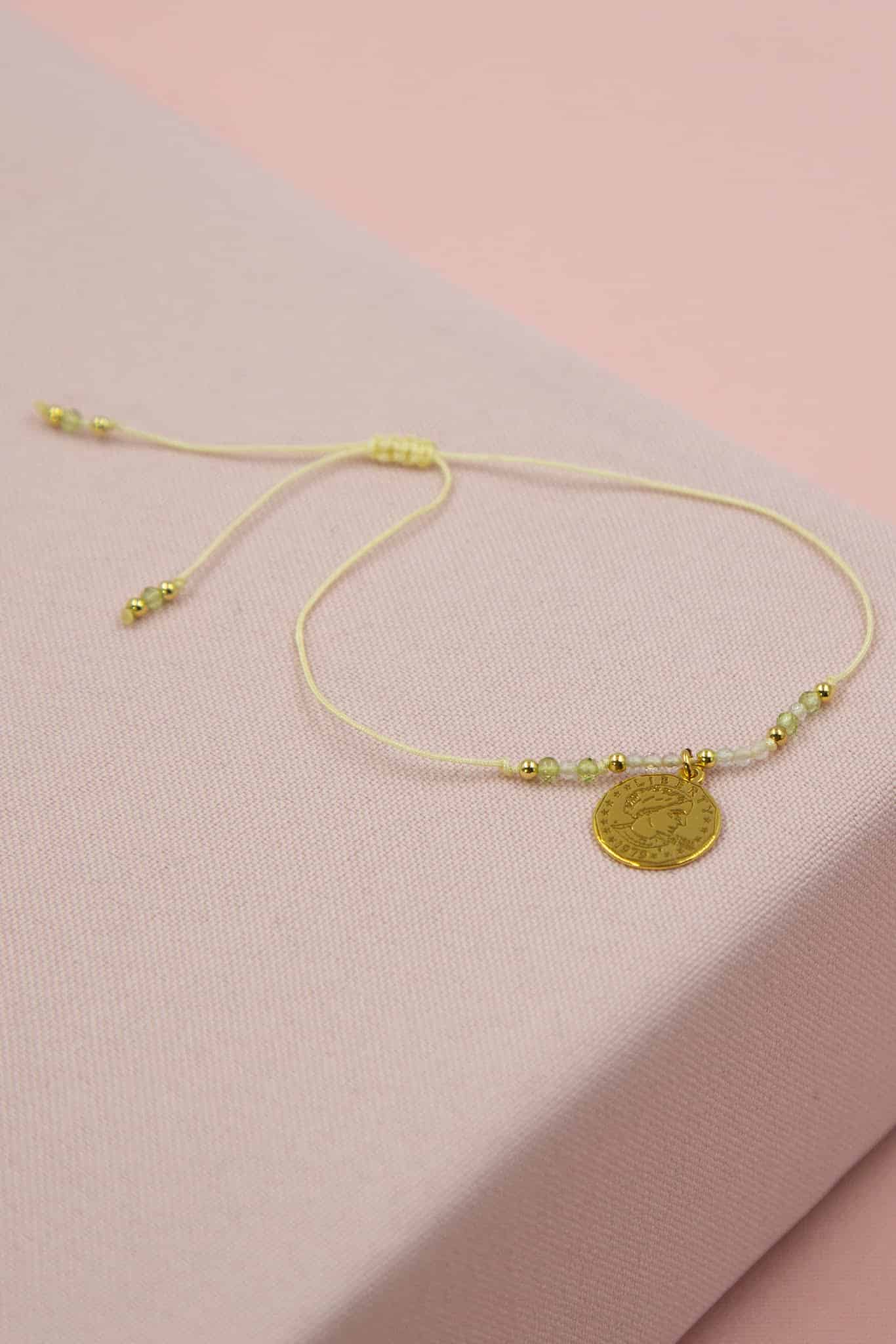 Bransoletka z monetą i lśniącymi kamieniami