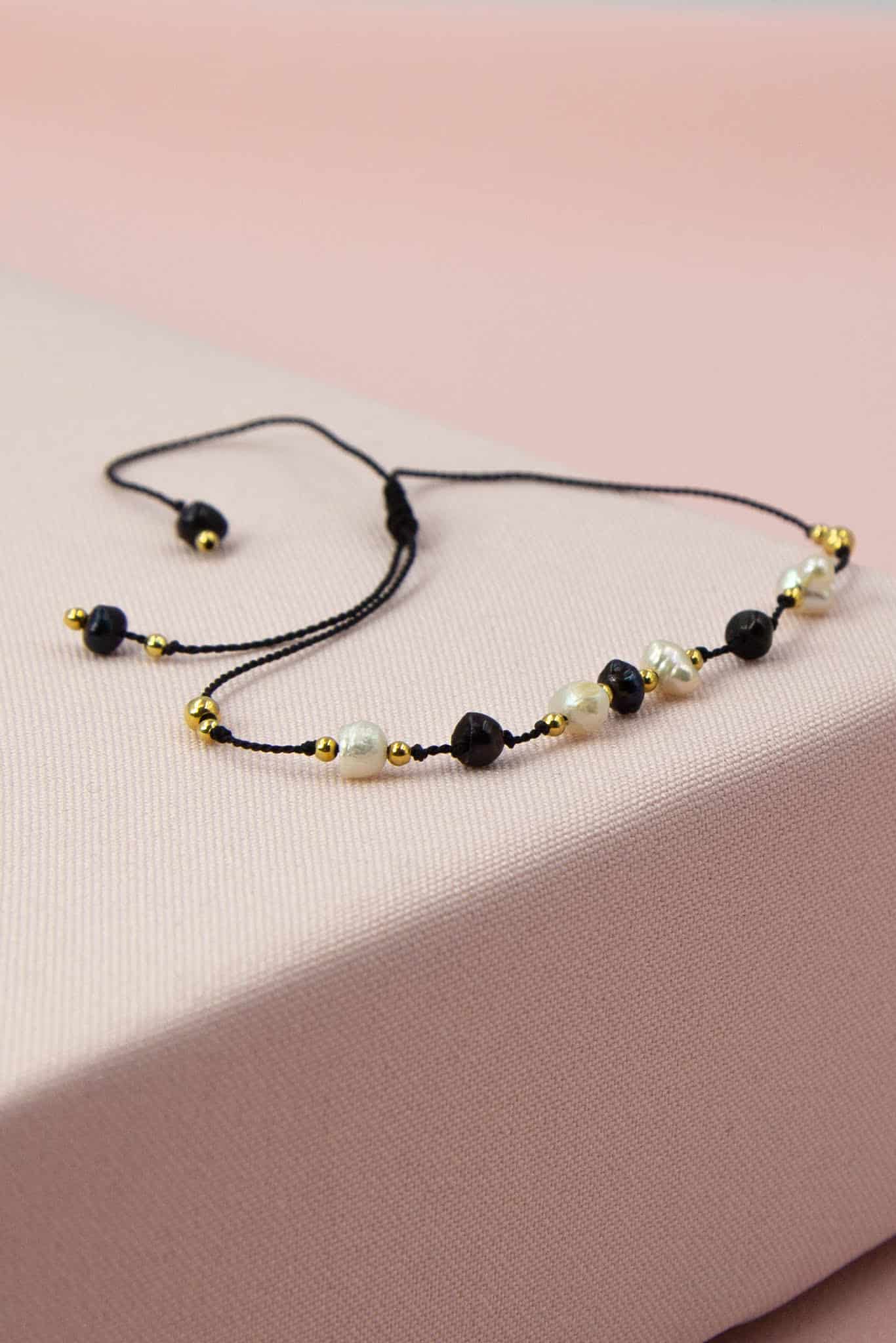 Bransoletka z jasnymi i ciemnymi perłami