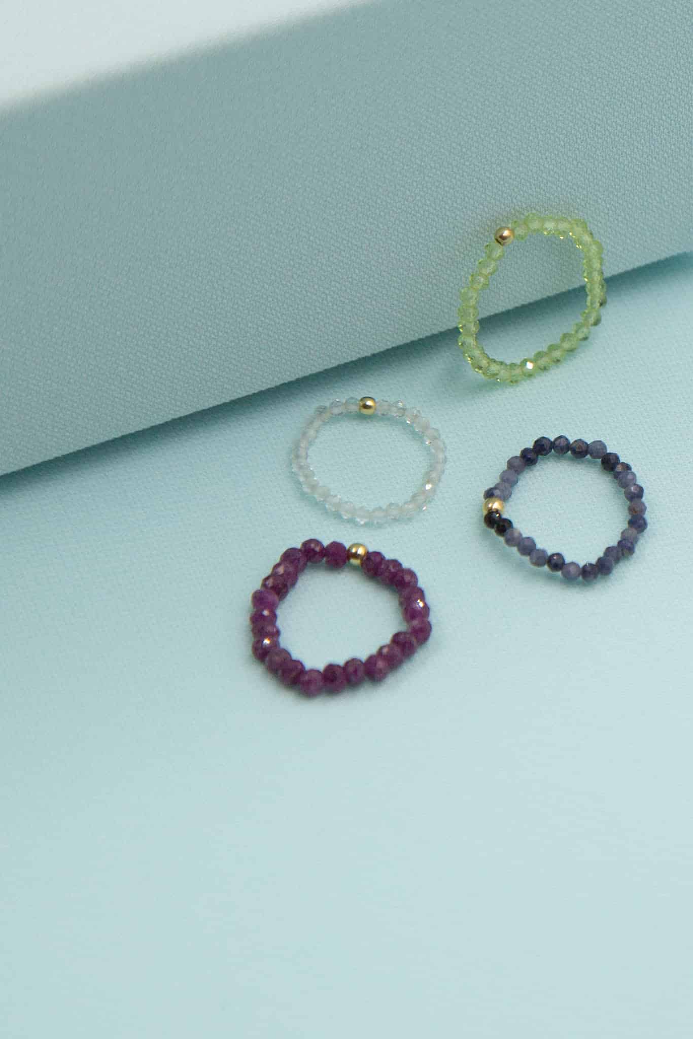 Pierścionek elastyczny z peridotem i złotą kulką