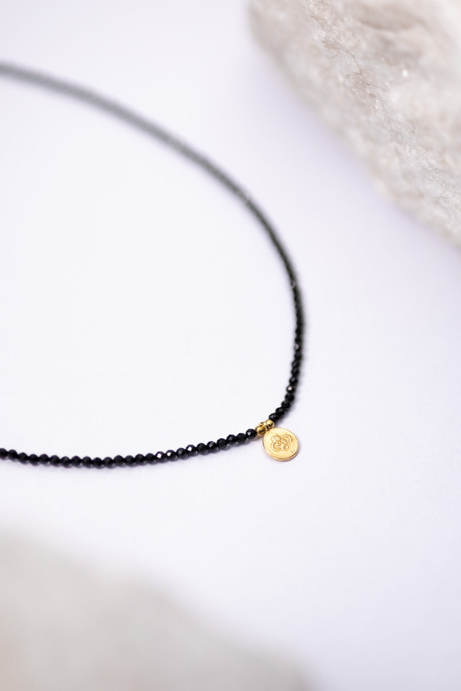 Naszyjnik Choker ze spineli i zawieszką monety