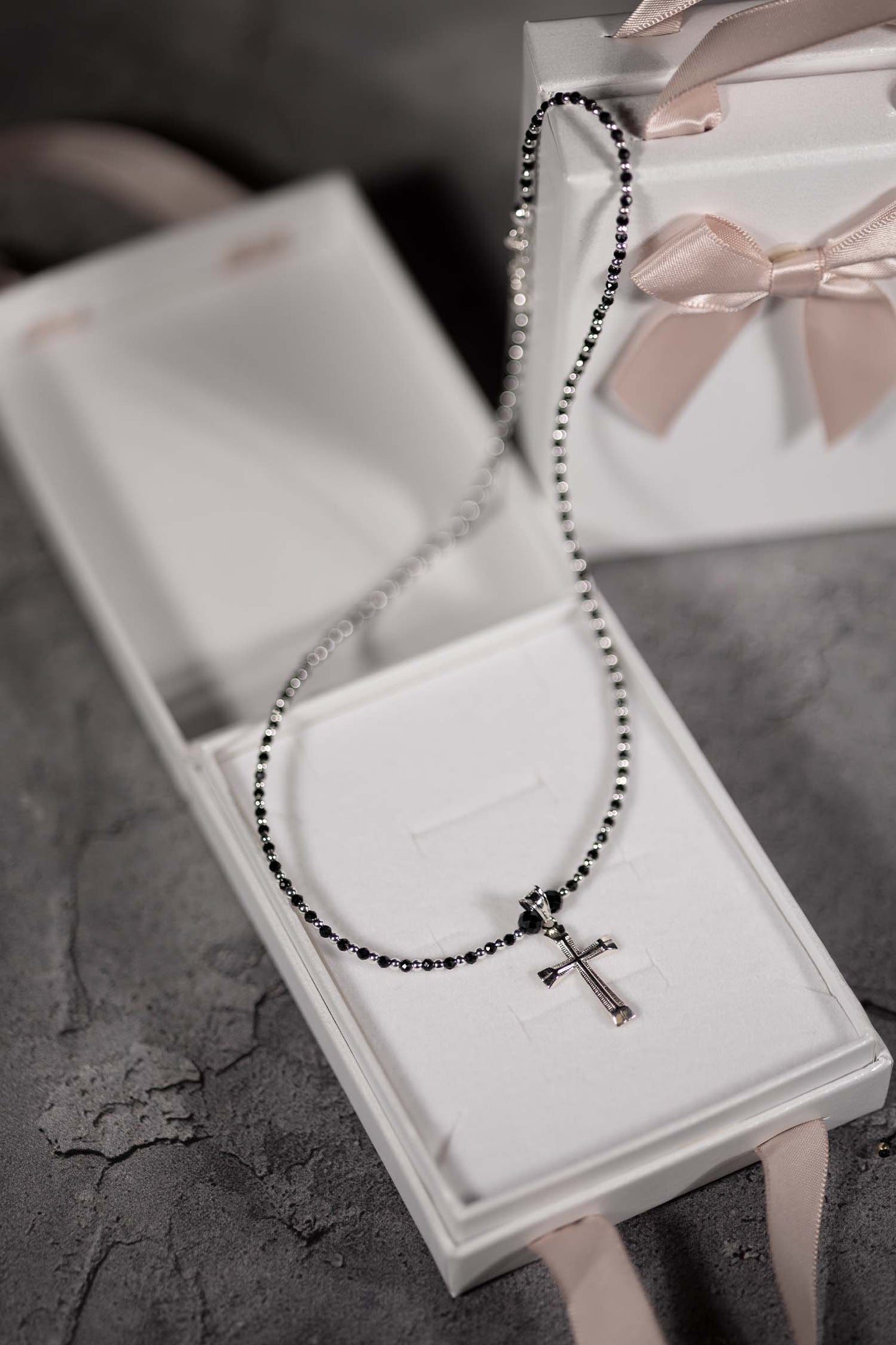 Naszyjnik ze spinelem i srebrnym krzyżykiem