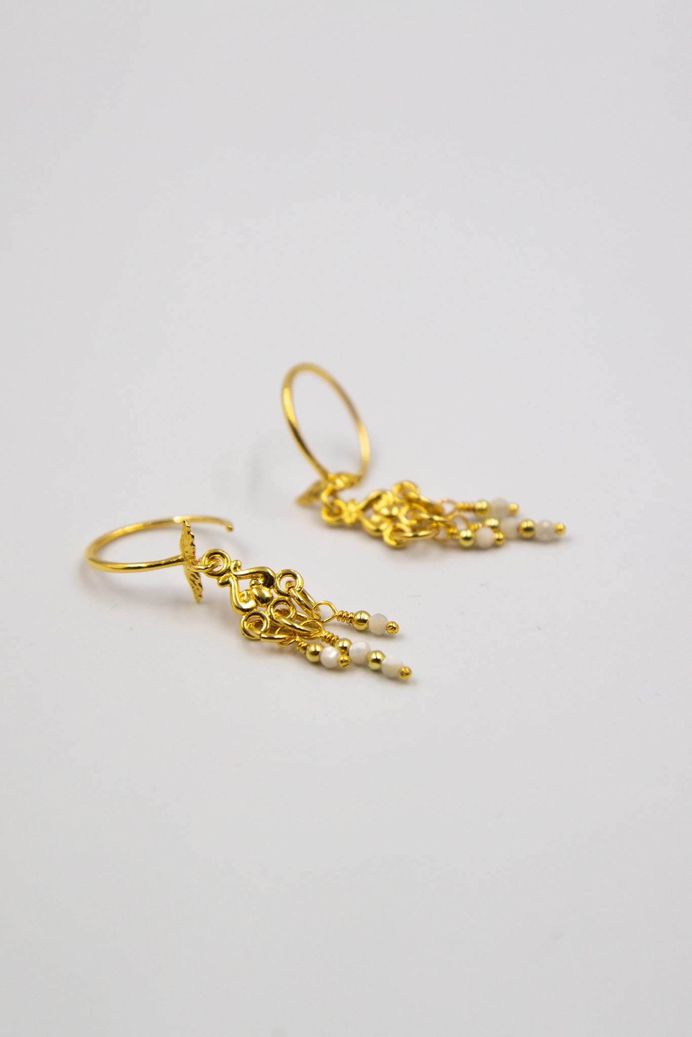 Kolczyki ażurowe z muszlą białą