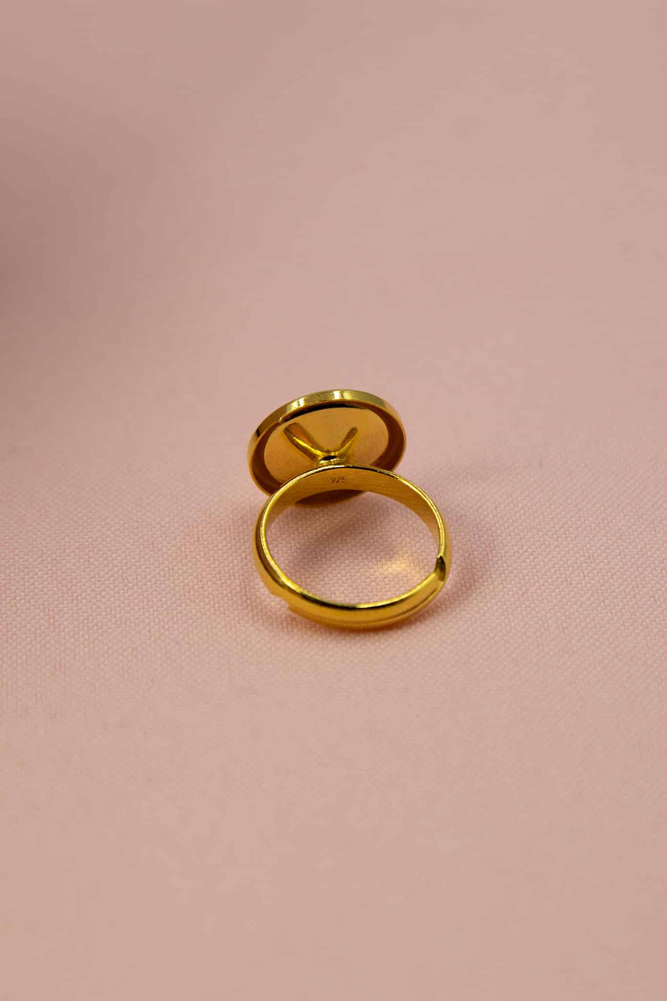 Pierścionek regulowany z ciemnozielonym chryzoprazem