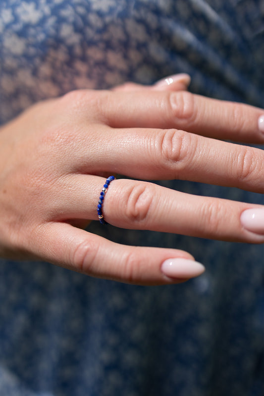 Pierścionek z lapis lazuli i srebrnymi kuleczkami