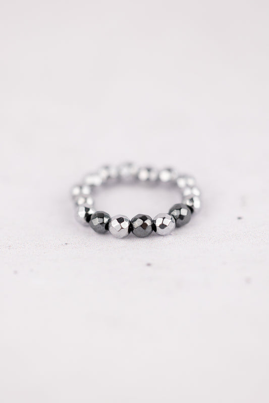 Pierścionek elastyczny z grafitowym i srebrnym hematytem
