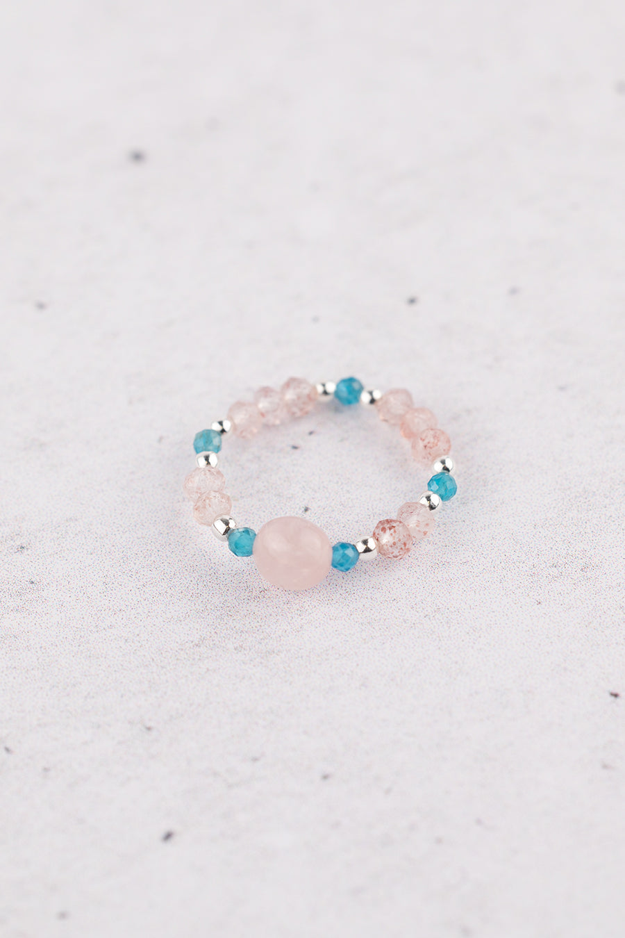 Pierścionek elastyczny z apatytem, kwarcem różowym i srebrnymi kulkami