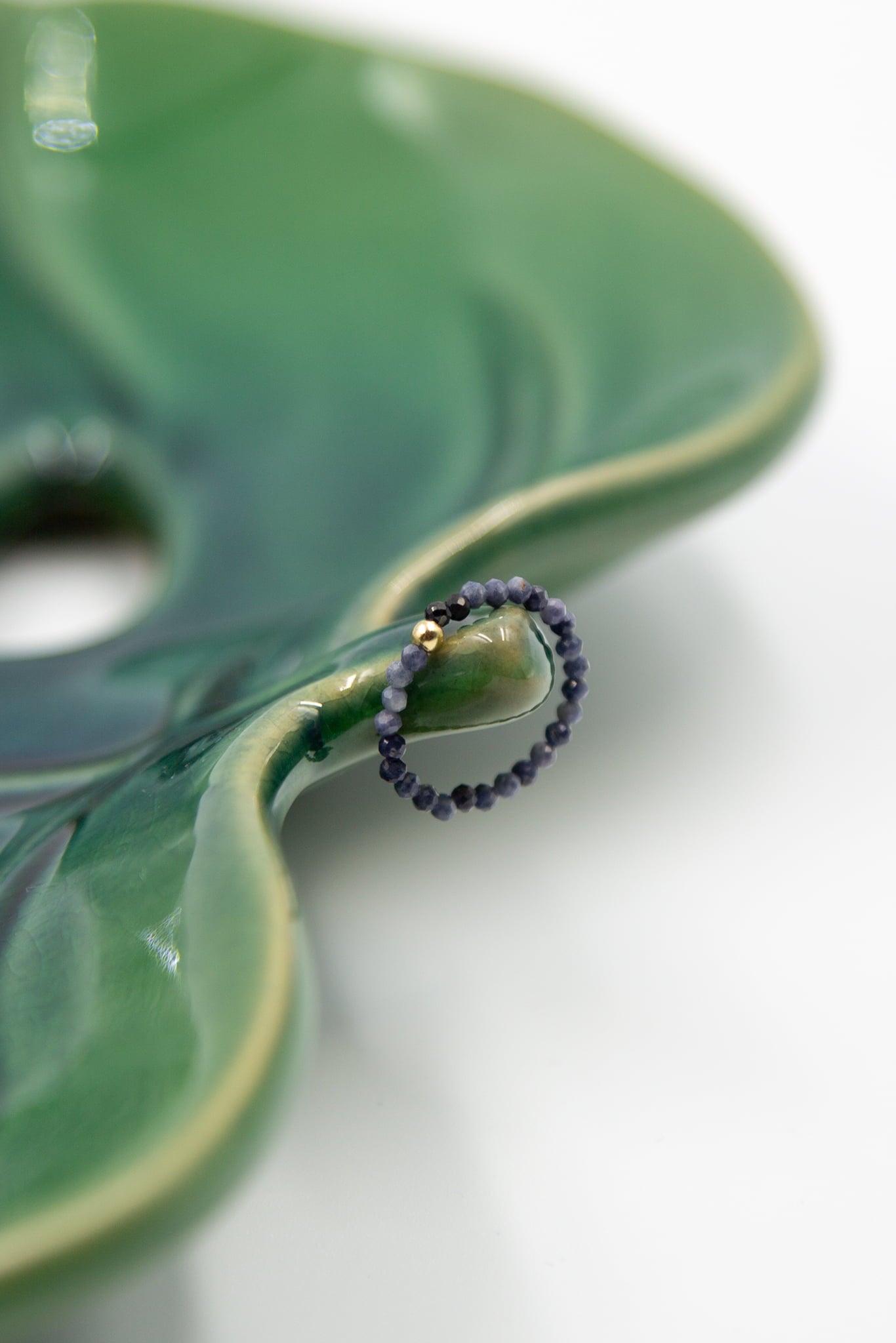 Pierścionek elastyczny z szafirem i złotą kulką