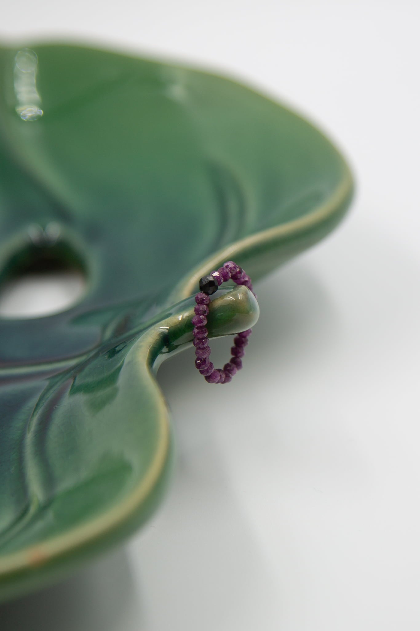 Pierścionek elastyczny ze spinelem i rubinami