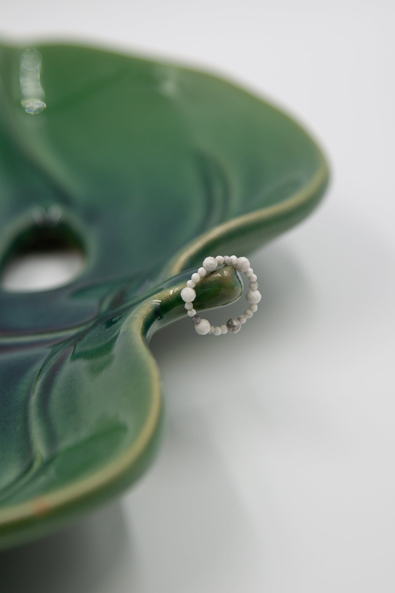 Pierścionek elastyczny z howlitem