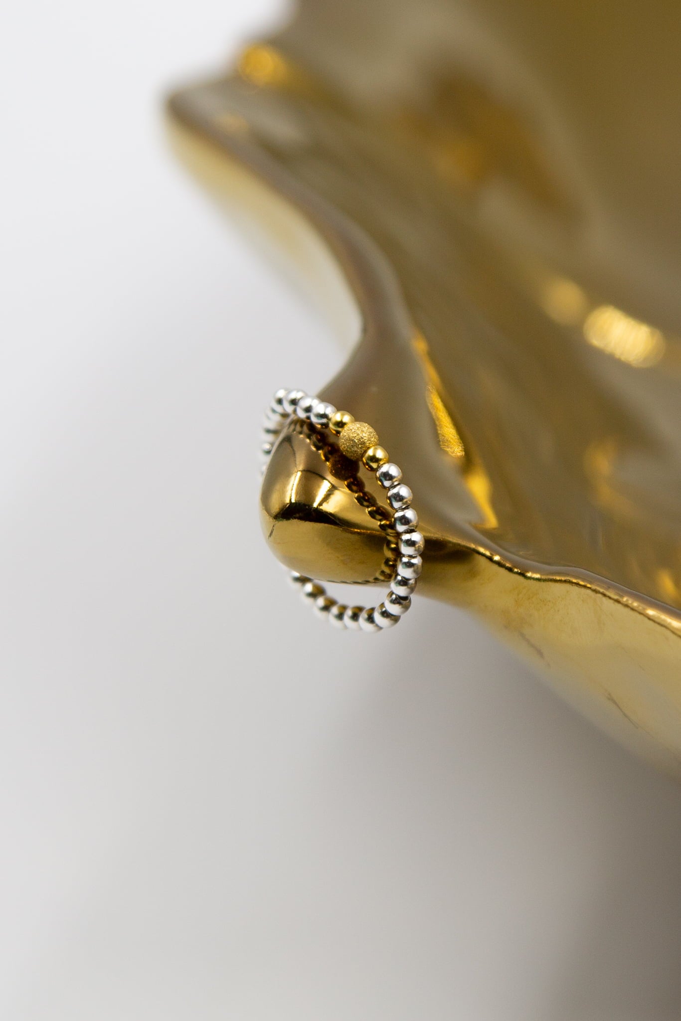 Srebrny pierścionek elastyczny z pozłacaną diamentową kulką