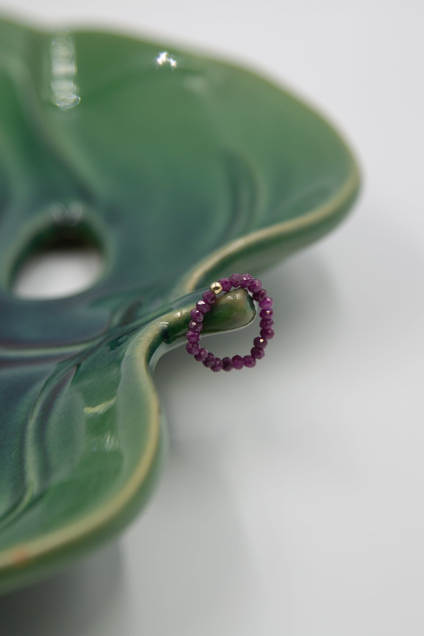 Pierścionek elastyczny z rubinem i złotą kulką