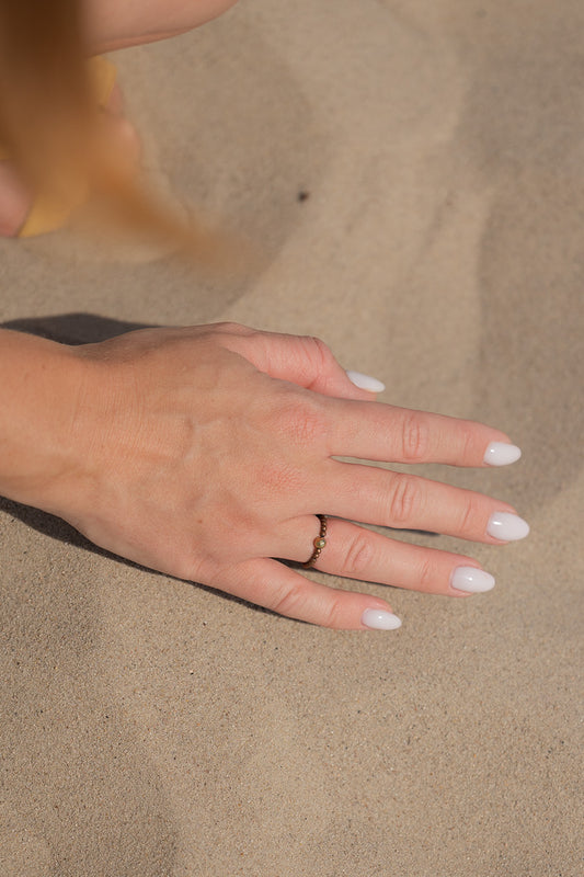 Pierścionek elastyczny ze złotym i miedzianym hematytem