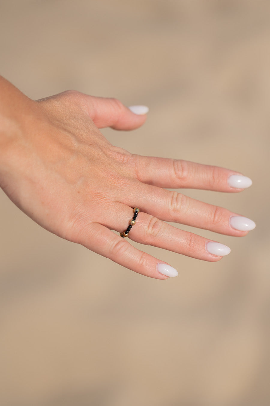 Pierścionek elastyczny ze złotym i czarnym hematytem