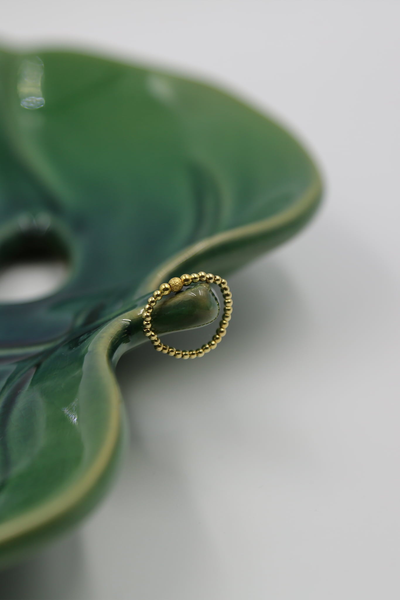 Pierścionek elastyczny z pozłacaną diamentową kulką