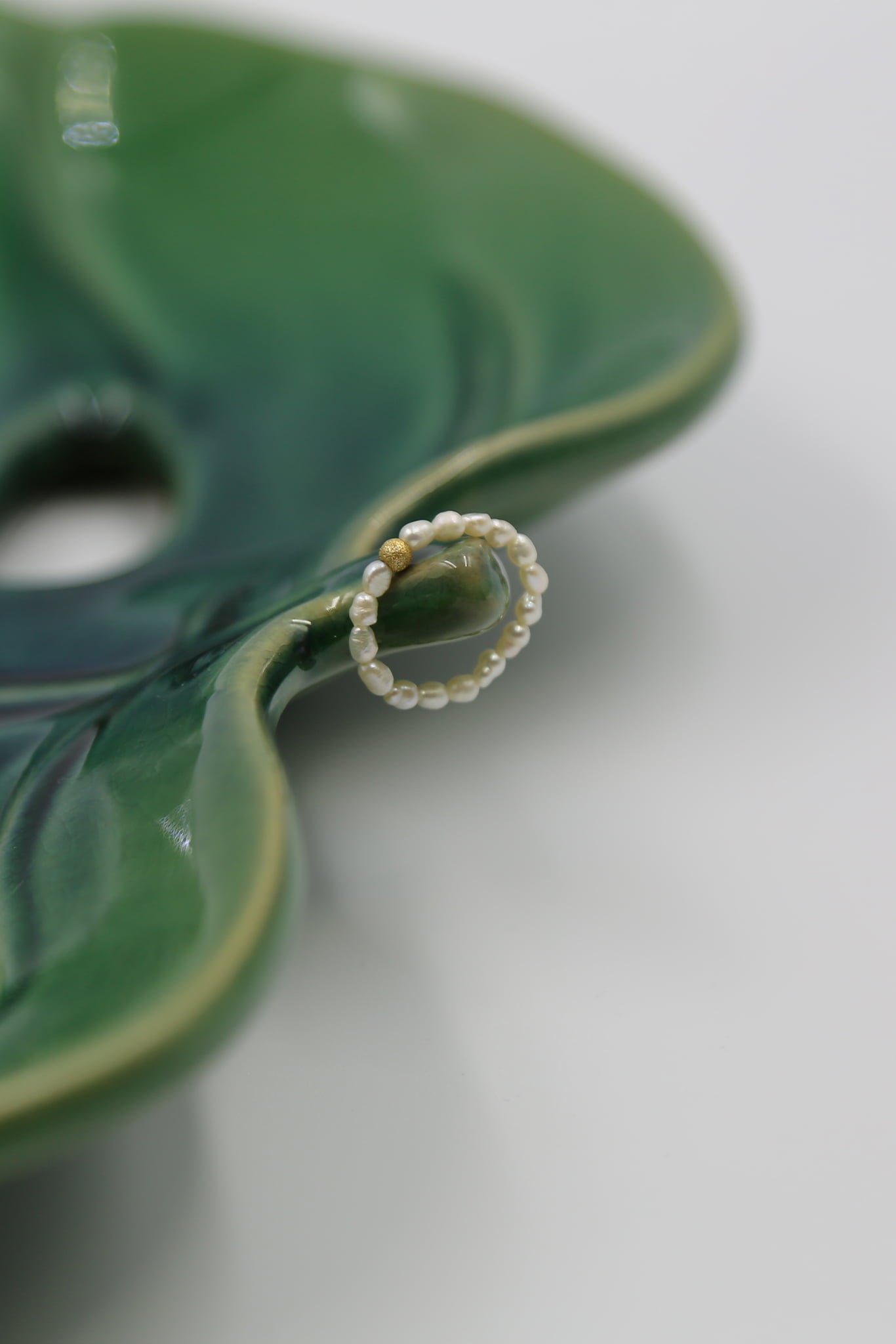 Pierścionek elastyczny z pozłacaną diamentową kulką i perłami